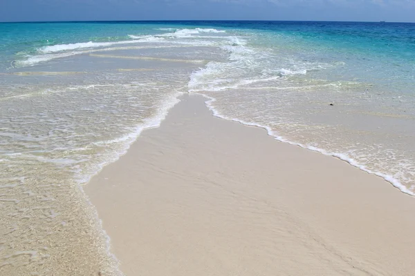 Playa de arena blanca y mar tropical —  Fotos de Stock