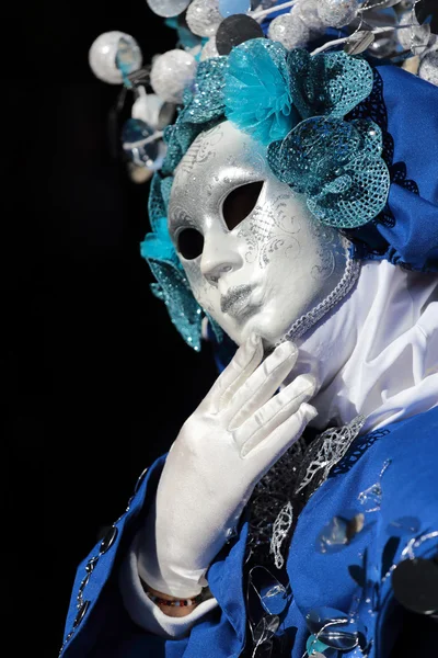 Mask på svart bakgrund på karnevalen i Venedig — Stockfoto
