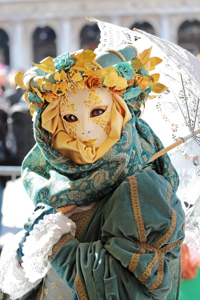 Vrouwelijke masker met paraplu bij carnaval van Venetië — Stockfoto