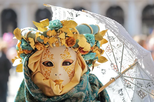 Female mask with umbrella at Carnival of Venice — Stock Photo, Image