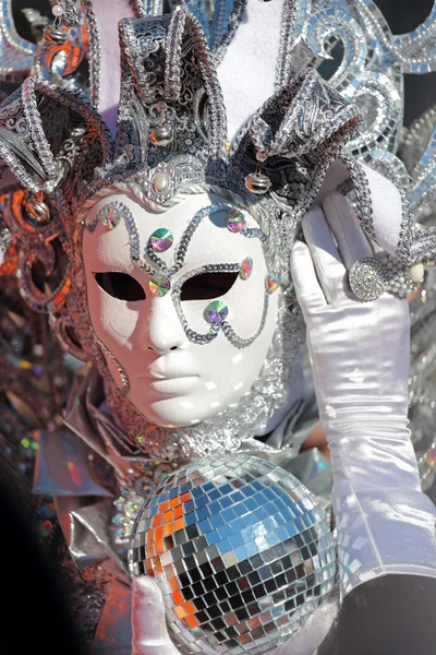 Silver mask med ljus twinkles på karnevalen i Venedig — Stockfoto