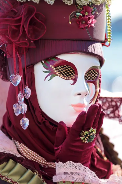 Red mask sending a kiss at Carnival of Venice — Stock Photo, Image