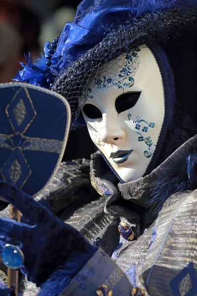 Máscara azul con espejo en el Carnaval de Venecia — Foto de Stock