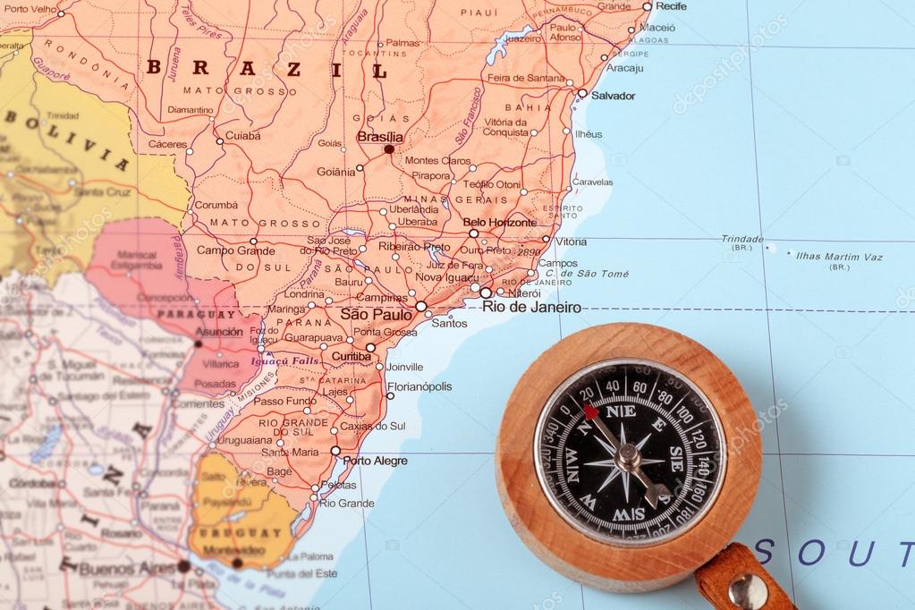 Destino de viagem Brasil, mapa com bússola — Stock Photo ... Destino de viagem Brasil, mapa com bússola — Stock Photo ...