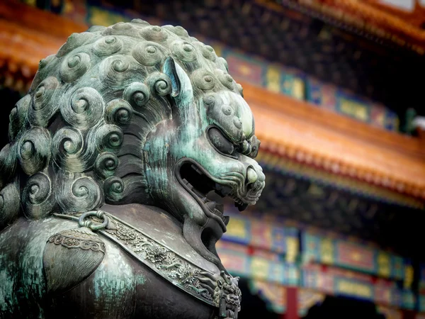 Bronze lion in Forbidden City — Stock Photo, Image