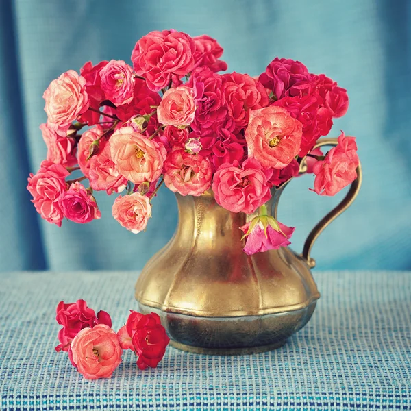 Rosas en una jarra vintage — Foto de Stock