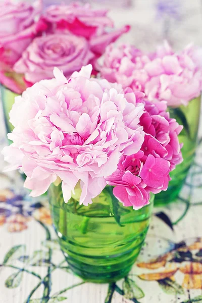 Pink flowers on a table — Stock Photo, Image