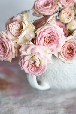 Bardaktaki güzel güller. Masada bir sürü güzel pembe gül var. Yumuşak odak.