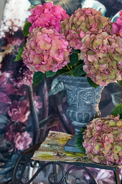 Prachtige Paarse Hortensia Bloemen Een Vaas Een Tafel — Stockfoto
