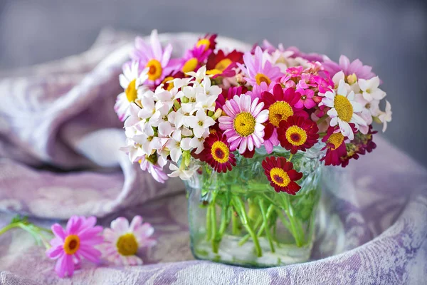 Piękny Bukiet Wiosennych Kwiatów Wazonie Stole Piękny Bukiet Kwiatów Wiele Obraz Stockowy