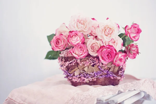 特写花卉组成与粉红色玫瑰花 美丽的春花花束 — 图库照片