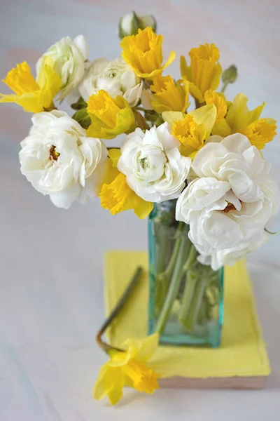 Witte Ranunculus Gele Narcissen Prachtig Boeket Lentebloemen Een Vaas Tafel — Stockfoto