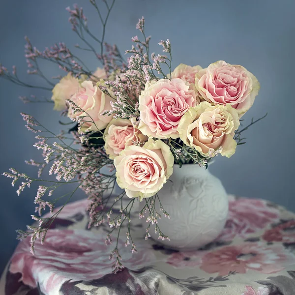 Piękne Świeże Róże Stole Miękkie Skupienie Obraz Stockowy