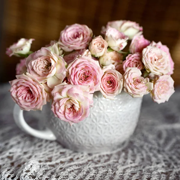 Composition Florale Avec Des Roses Sur Une Table Beaucoup Belles Photos De Stock Libres De Droits