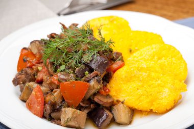 polenta dilimleri ile sebze güveç