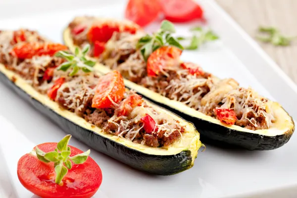 Courgette helften gevuld met gehakt vlees — Stockfoto