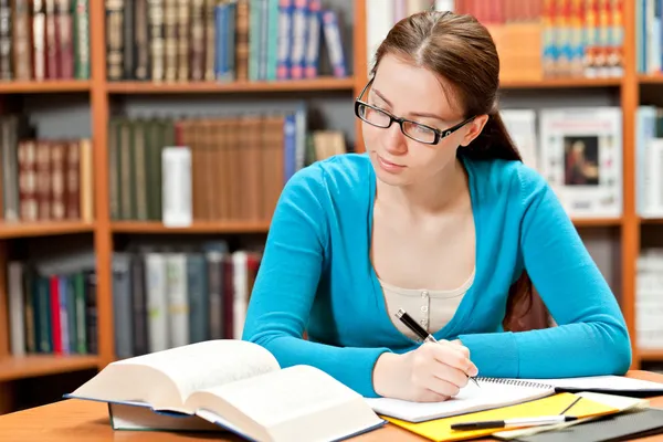 Meisje studeren in bibliotheek — Stockfoto