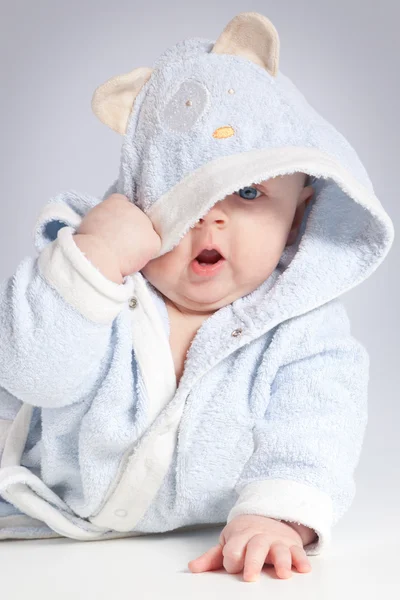 Retrato de un niño alegre en albornoz azul —  Fotos de Stock
