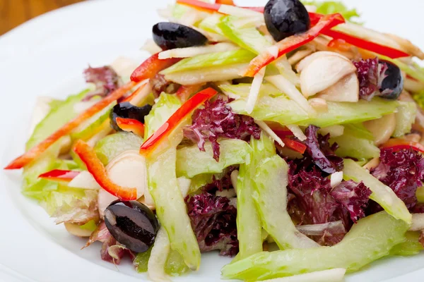 Insalata con oliva — Foto Stock