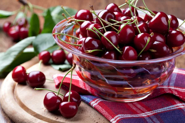 Cerezas frescas en tazón — Foto de Stock