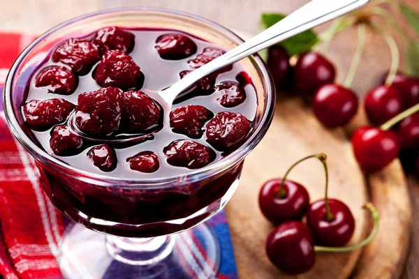 Skål med cherry jam — Stockfoto