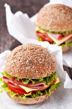 domuz eti ve sebze ile sandviç