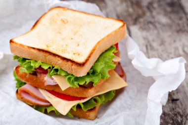 domuz eti ve sebze ile sandviç