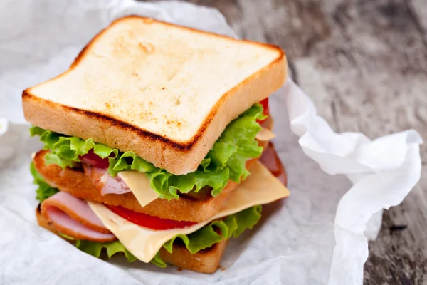 Sandwich con tocino y verduras — Foto de Stock