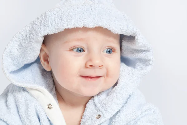 Portret van een vrolijk kind in blauwe badjas — Stockfoto