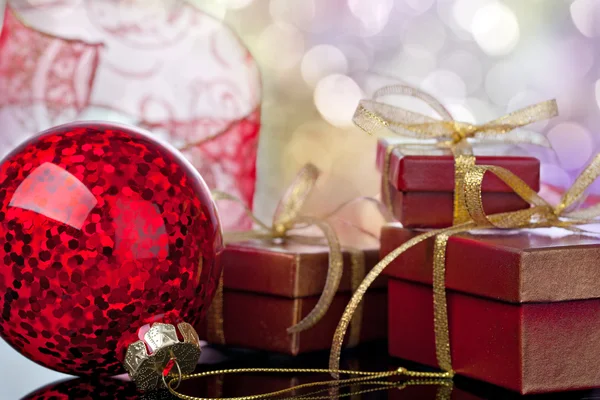 Weihnachtskugel und Geschenkbox auf weißem Hintergrund — Stockfoto