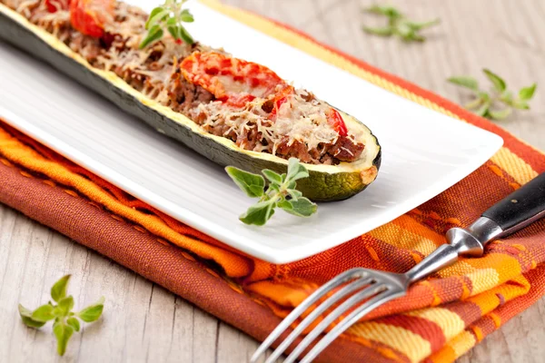 Metades de abobrinha recheadas com carne picada — Fotografia de Stock