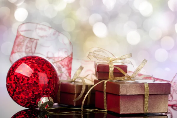 Boule de Noël et boîte cadeau sur un fond blanc — Photo