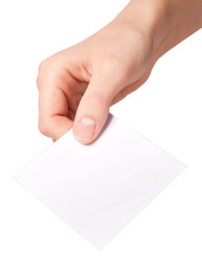 eli boş kağıt etiket tutan kadın