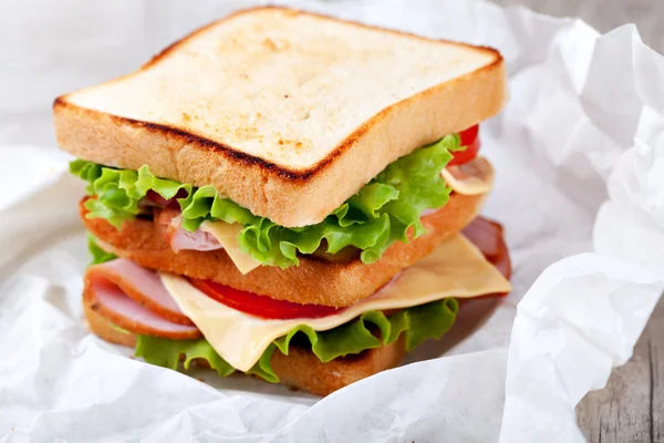 Бутерброд з беконом та овочами — стокове фото