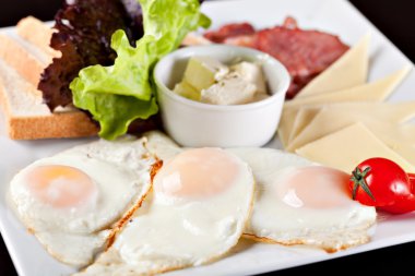 Beyaz bir tabak kızarmış yumurta kahvaltı