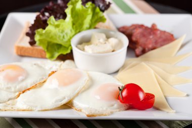 Beyaz bir tabak kızarmış yumurta kahvaltı