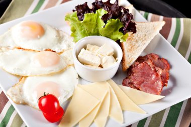 Beyaz bir tabak kızarmış yumurta kahvaltı