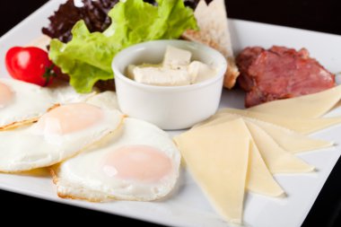 Beyaz bir tabak kızarmış yumurta kahvaltı