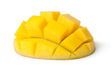 beyaz zemin üzerine yarım mango meyve kesme