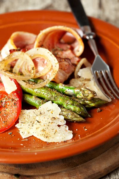 Grilled asparagus with ham and cheese — Stock Photo, Image