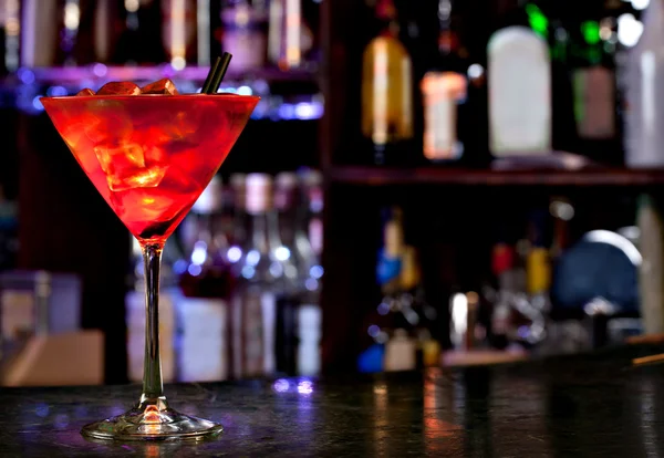 Cosmopolitan cocktail på baren bakgrund — Stockfoto