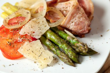 jambon ve peynirli Izgara kuşkonmaz