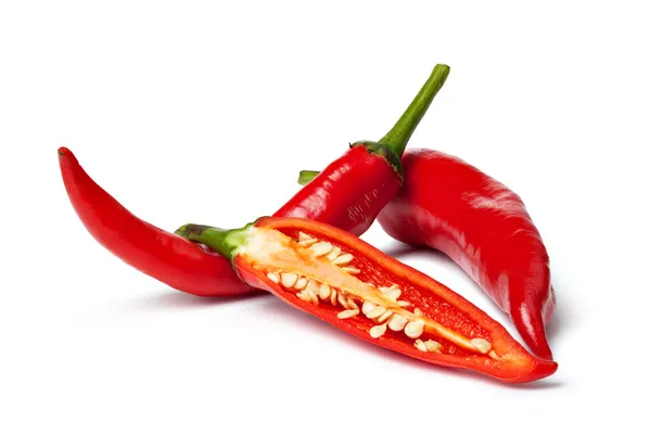 在白色背景上的新鲜红辣椒。 — 图库照片