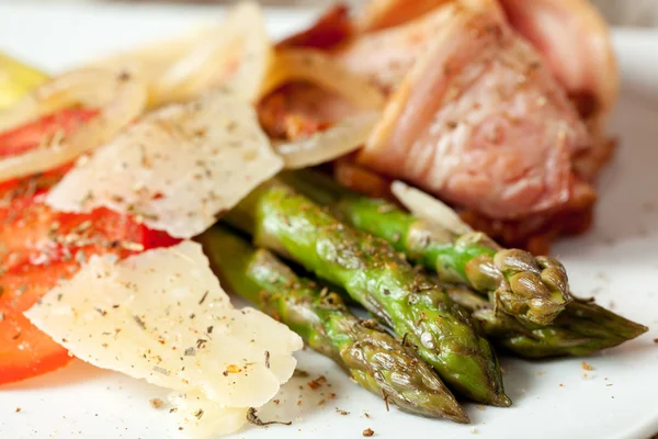 Gegrilde asperges met ham en kaas — Stockfoto
