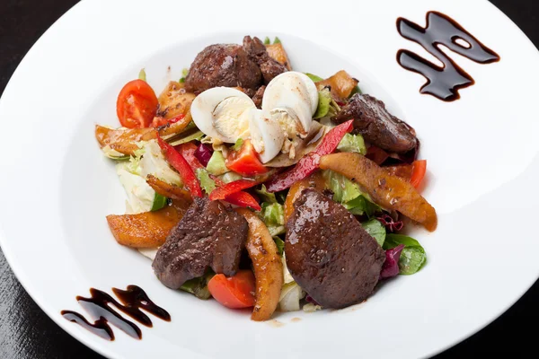 Salade fraîche avec viande et oeufs de caille — Photo