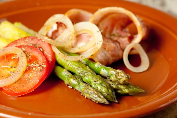 Asparagi alla griglia con prosciutto e formaggio — Foto Stock