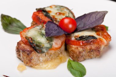 Soslu domuz madalyonu.