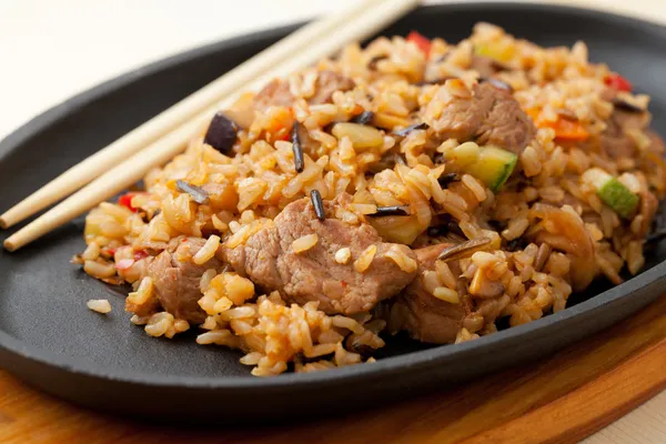 Τηγανητό ρύζι με κρέας και λαχανικά — Φωτογραφία Αρχείου