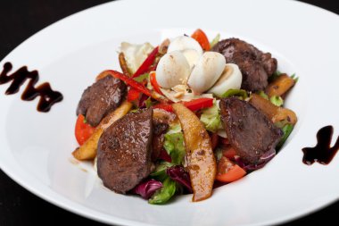 taze salata et ve Bıldırcın yumurta