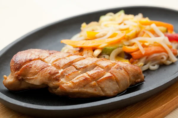 Grilled chicken breasts and noodles — Stock Photo, Image